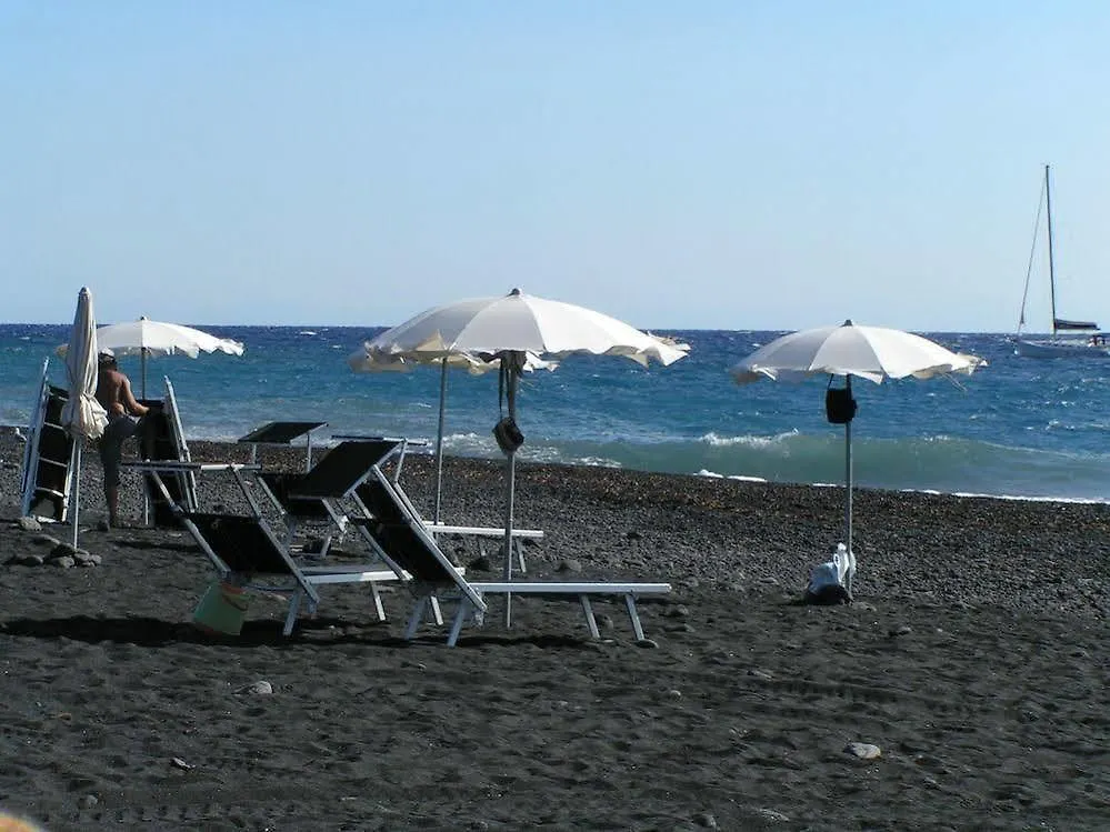 Villa Ginestra Sulla Spiaggia Di Stromboli 0*,